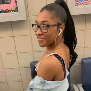 Meet your Posher, Makeia